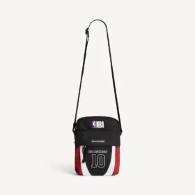 Balenciaga für Herren | NBA-Kollaboration: Explorer-Umhängetasche in Schwarz/Weiss/Zinnoberrot Balenciaga für Herren | NBA-Kollaboration: Explorer-Umhängetasche in Schwarz/Weiss/Zinnoberrot