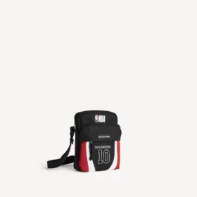 Balenciaga für Herren | NBA-Kollaboration: Explorer-Umhängetasche in Schwarz/Weiss/Zinnoberrot Balenciaga für Herren | NBA-Kollaboration: Explorer-Umhängetasche in Schwarz/Weiss/Zinnoberrot