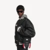 Balenciaga für Herren | NBA-Kollaboration: Explorer-Umhängetasche in Schwarz/Weiss/Zinnoberrot