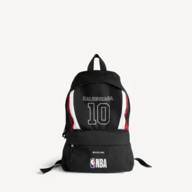 Balenciaga Herren | NBA Collaboration Explorer Rucksack in Schwarz/Weiss/Vermillonrot Balenciaga Herren | NBA Collaboration Explorer Rucksack in Schwarz/Weiss/Vermillonrot