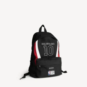 Balenciaga Herren | NBA Collaboration Explorer Rucksack in Schwarz/Weiss/Vermillonrot Balenciaga Herren | NBA Collaboration Explorer Rucksack in Schwarz/Weiss/Vermillonrot