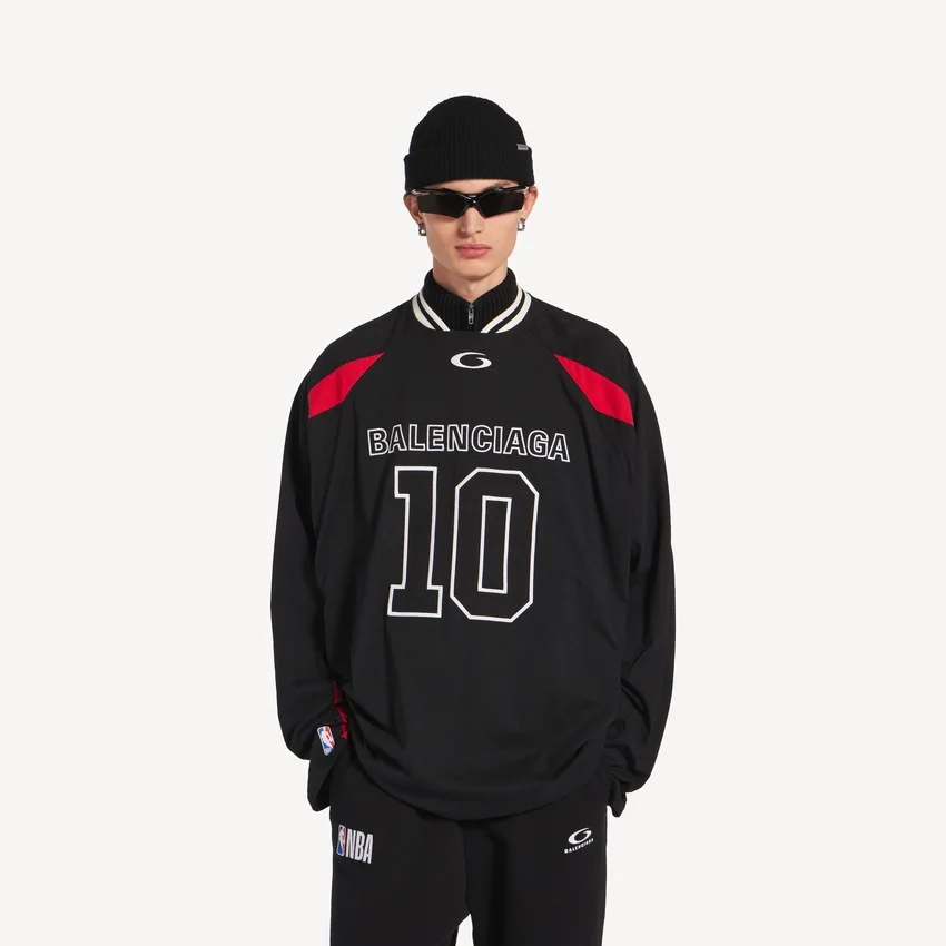 Balenciaga Herren | NBA-Kollaboration: Oversize-Langarm-T-Shirt in Schwarz/Mehrfarbig Balenciaga Herren | NBA-Kollaboration: Oversize-Langarm-T-Shirt in Schwarz/Mehrfarbig