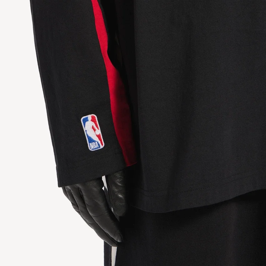 Balenciaga Herren | NBA-Kollaboration: Oversize-Langarm-T-Shirt in Schwarz/Mehrfarbig Balenciaga Herren | NBA-Kollaboration: Oversize-Langarm-T-Shirt in Schwarz/Mehrfarbig