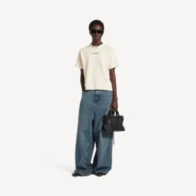 Balenciaga-T-Shirt für Damen mit «Back Artwork»-Motiv, mittlere Passform, in Creme
