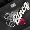 Damen-Handtasche «Rodeo» klein mit Anhängern in Schwarz Damen-Handtasche «Rodeo» klein mit Anhängern in Schwarz