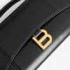 Damen-Pochette in Hourglass-Form mit Kette in Schwarz Damen-Pochette in Hourglass-Form mit Kette in Schwarz