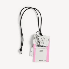 Herren-Anhänger/Schlüsselanhänger in Form einer Zugbillette in Weiss/Schwarz/Rosa