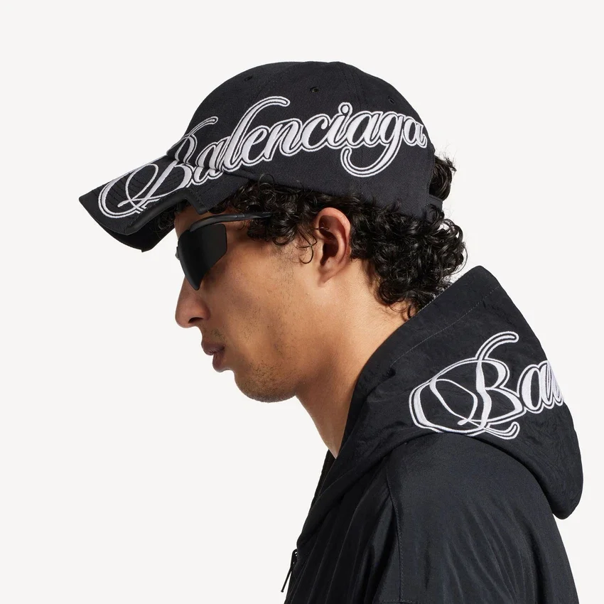 Herren-Cap «Cursive» in gewaschenem Schwarz Herren-Cap «Cursive» in gewaschenem Schwarz