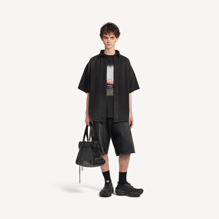 Herren-Denim-Hybrid-Kurzarmhemd «The Door» in Schwarz Herren-Denim-Hybrid-Kurzarmhemd «The Door» in Schwarz