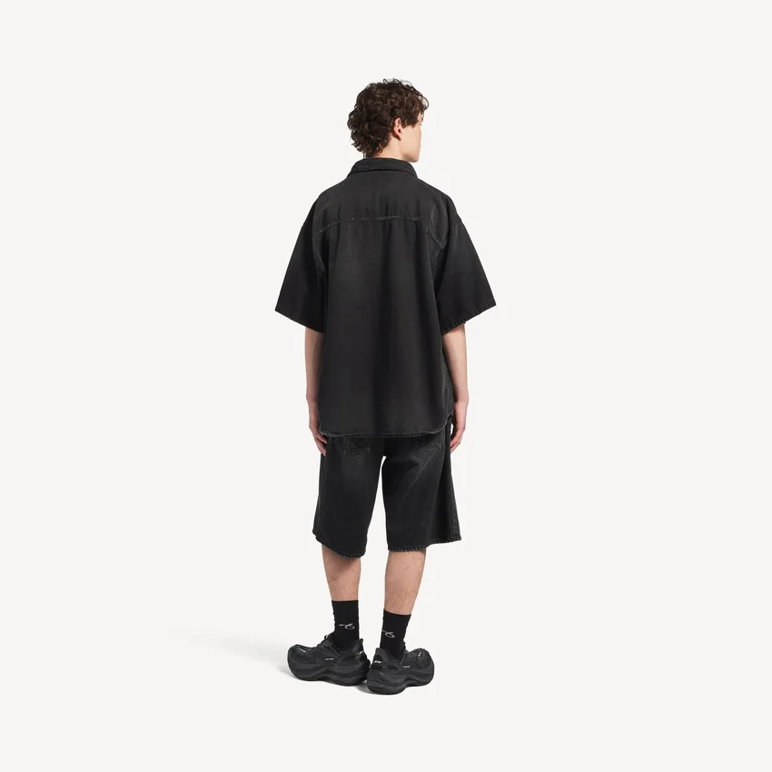 Herren-Denim-Hybrid-Kurzarmhemd «The Door» in Schwarz Herren-Denim-Hybrid-Kurzarmhemd «The Door» in Schwarz