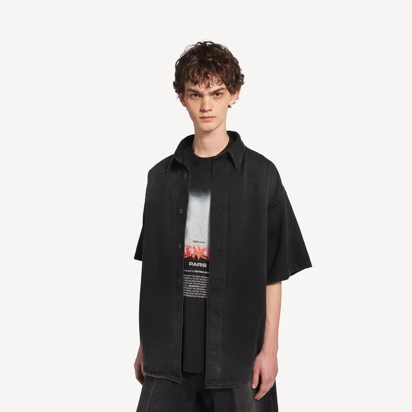 Herren-Denim-Hybrid-Kurzarmhemd «The Door» in Schwarz Herren-Denim-Hybrid-Kurzarmhemd «The Door» in Schwarz
