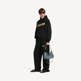 Herren-Hoodie «Messy Spray» in mittlerer Passform in Schwarz