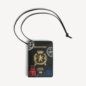 Herren-Pass- und Kartenetui mit Anhänger in Schwarz/Mehrfarbig