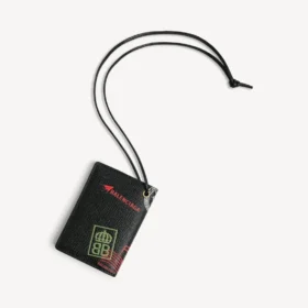 Herren-Pass- und Kartenetui mit Anhänger in Schwarz/Mehrfarbig