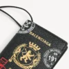 Herren-Pass- und Kartenetui mit Anhänger in Schwarz/Mehrfarbig Herren-Pass- und Kartenetui mit Anhänger in Schwarz/Mehrfarbig