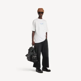 Herren-T-Shirt in weisser Farbe mit skizzenhaftem Motiv und mittlerer Passform