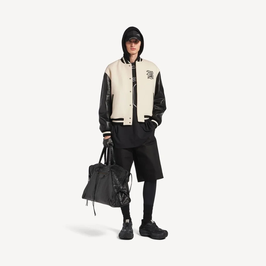 Herren-Varsity-Jacke von Balenciaga | NBA-Kollaboration in Elfenbein Herren-Varsity-Jacke von Balenciaga | NBA-Kollaboration in Elfenbein