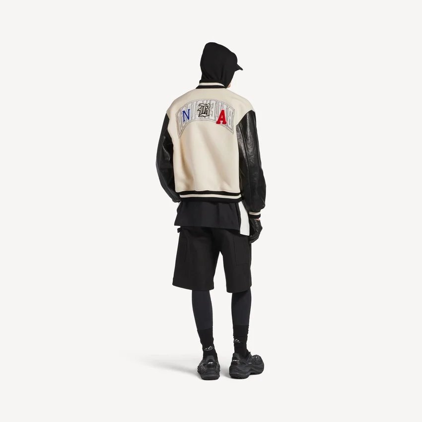 Herren-Varsity-Jacke von Balenciaga | NBA-Kollaboration in Elfenbein Herren-Varsity-Jacke von Balenciaga | NBA-Kollaboration in Elfenbein