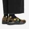 Herren-Wandersandale als Sneaker in Taupe/Schwarz/Neongelb