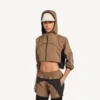 Kürzliche Techwear-Jacke für Damen in Camel