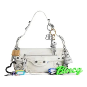 Le Cagole Kleine Umhängetasche im Used-Look mit Anhängern «White» 7716402AA7A9000