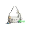 Le Cagole Kleine Umhängetasche im Used-Look mit Anhängern «White» 7716402AA7A9000