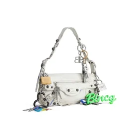 Le Cagole Kleine Umhängetasche im Used-Look mit Anhängern «White» 7716402AA7A9000