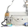 Le Cagole Kleine Umhängetasche im Used-Look mit Anhängern «White» 7716402AA7A9000