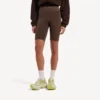 Nahtlose Techwear-Veloshorts für Damen in Mokka
