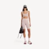 Nahtlose Techwear-Veloshorts für Damen in Nude