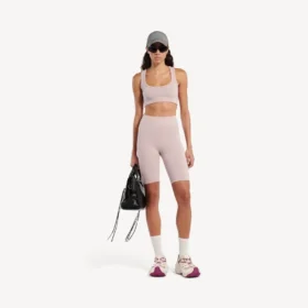 Nahtlose Techwear-Veloshorts für Damen in Nude