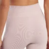 Nahtlose Techwear-Veloshorts für Damen in Nude