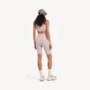 Nahtlose Techwear-Veloshorts für Damen in Nude