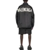 Windjacke mit Kapuze im Tape Type «Black» 738762TLO251000